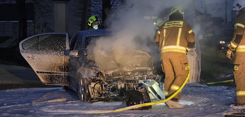 Staranował ścianę garażu. Auto stanęło w płomieniach. "Wytargali" je ciągnikiem
