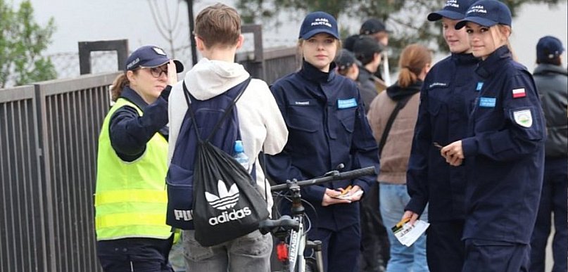 Policyjna akcja przed szkołą, wspierana przez uczniów z Grabonogu. Na razie...