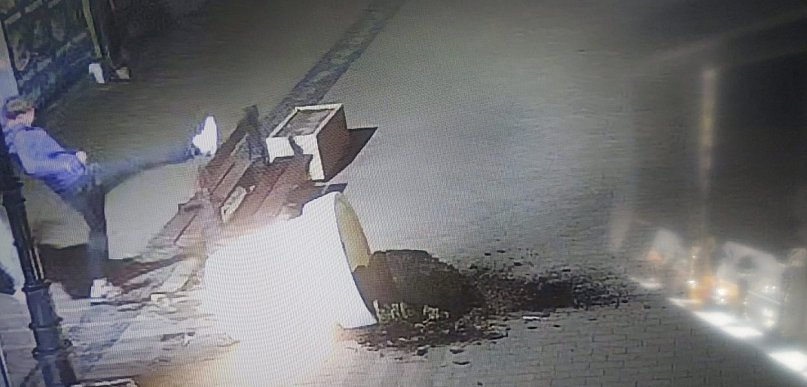 Długo nie szukali. Na nagraniach widać, jak 26-latek z Krobi "załatwia donicę"