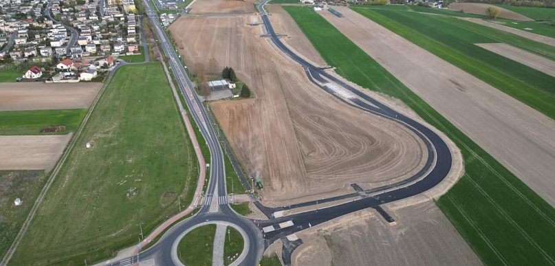 Asfalt już jest, z kolizją sobie poradzili. Kierowcy wypatrują otwarcia, ale...