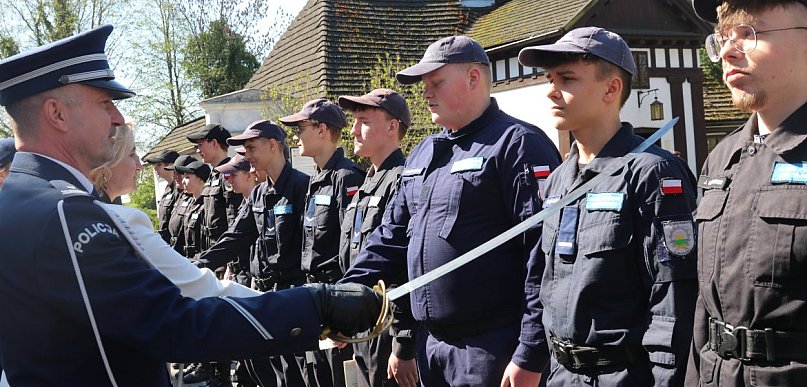 Mundur zobowiązuje. Ponad 40 uczniów odebrało akty nominacji na wyższe...