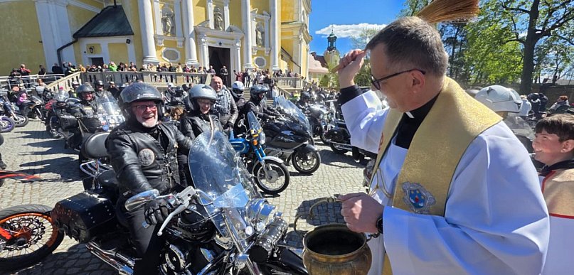 Tradycji stało się zadość. Czekali na ten moment. Nie zatrzymał ich silny wiatr