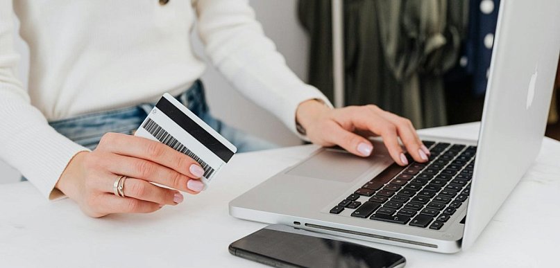 Elegancka odzież damska w sklepie internetowym– wybierz styl dopasowany do Ciebie