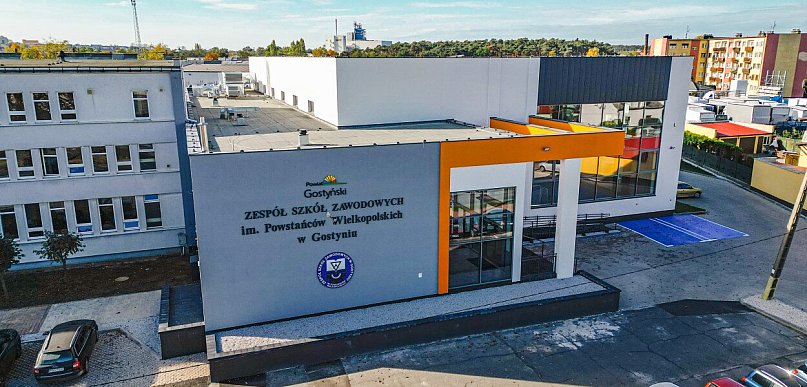 Nauczyciel ogoli głowę. Szkoła dołącza do akcji. Strzyżenie odbędzie się w auli