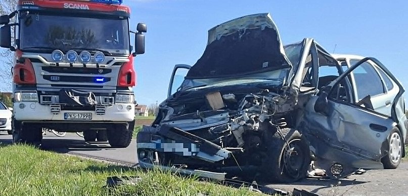 Przód auta został zmiażdżony. Kierowca Citroena utknął we wraku