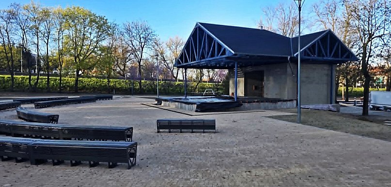 Park wywrócony do góry nogami, a co z "muszlą"? Wiadomo, że już się zaczęło