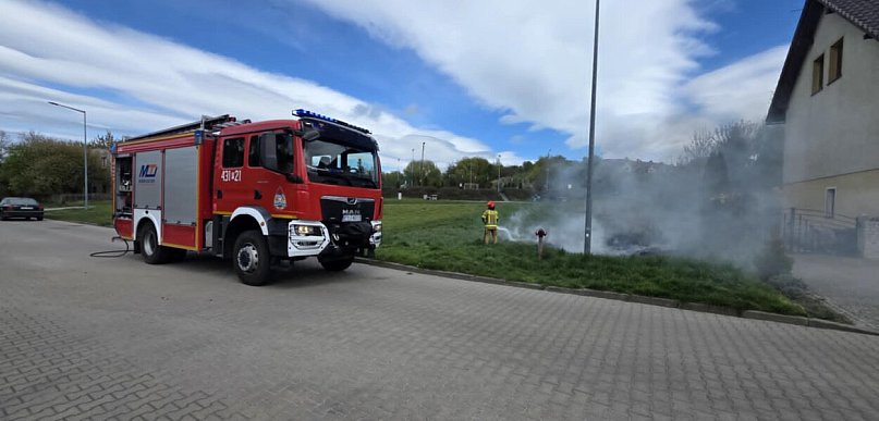 Pożar na gostyńskim osiedlu. Płomienie były blisko domu jednorodzinnego