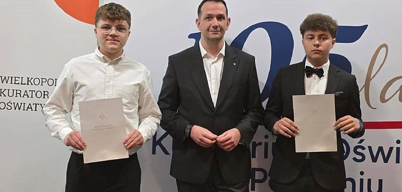 Słowa prowadzą do sukcesu. Laureaci odebrali zaświadczenia