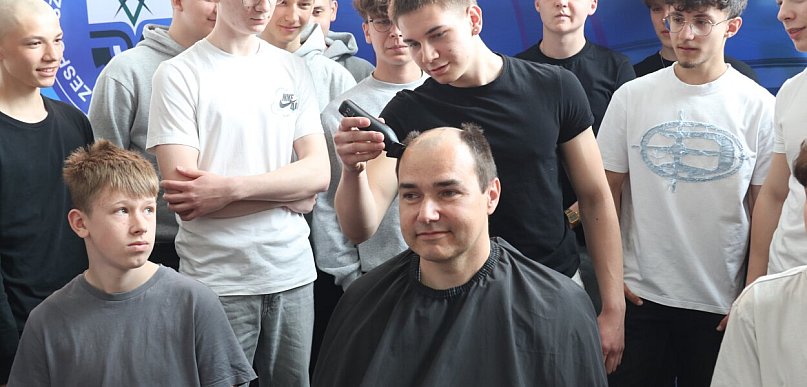 Uczniowie ogolili nauczyciela na łyso! W jego ślady poszli inni. To było piękne