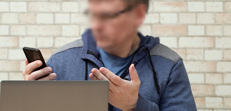 Najpierw odebrał telefon. Chwilę później dostał SMS-y z żądaniem wpłaty