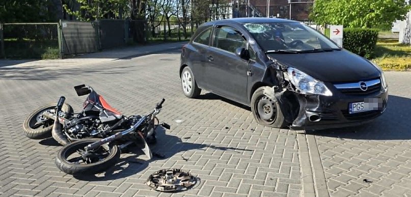 Wypadek w centrum Gostynia. 15-letni motorowerzysta poważnie ranny