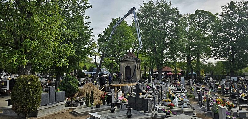 Najpierw była ekshumacja, teraz wspólny grobowiec. Właśnie ruszyła jego budowa