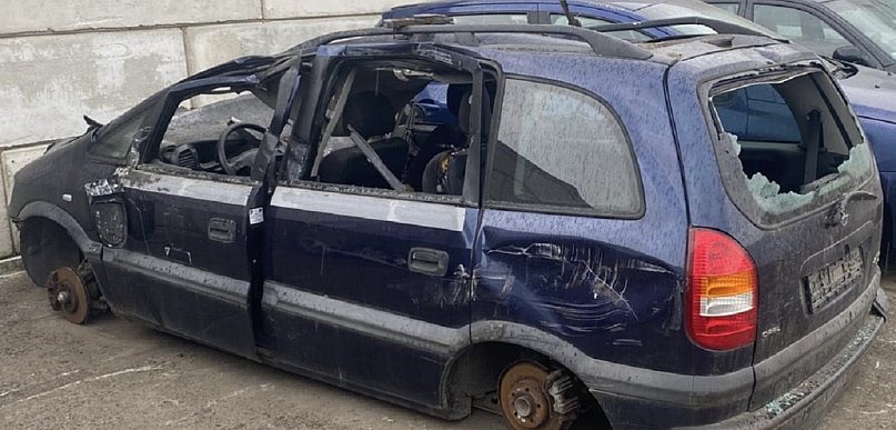 Skradziona taksówka, odnaleziona w punkcie złomu. Była w stanie rozkładu