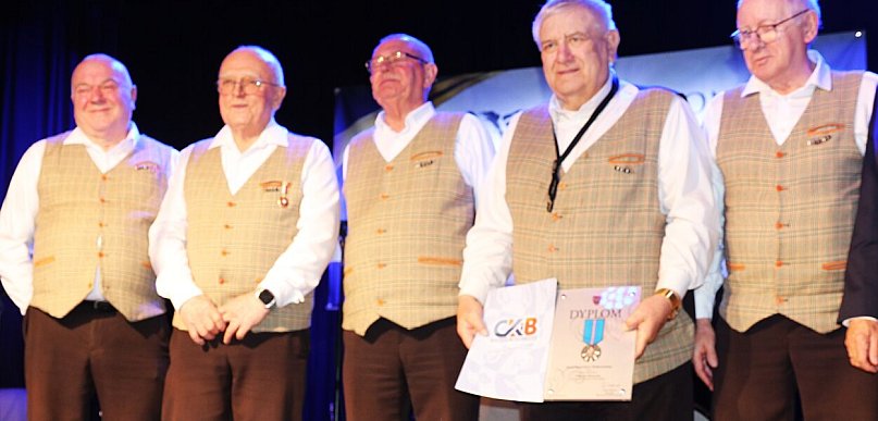 Czują ten klimat od 40 lat! Odebrali za to odznaczenia. Zna ich chyba każdy ...
