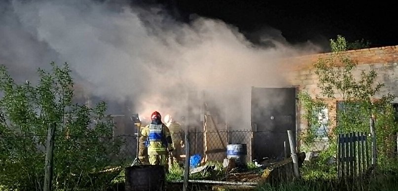 Z budynku niewiele zostało. W akacji brali udział także strażacy z Gostynia
