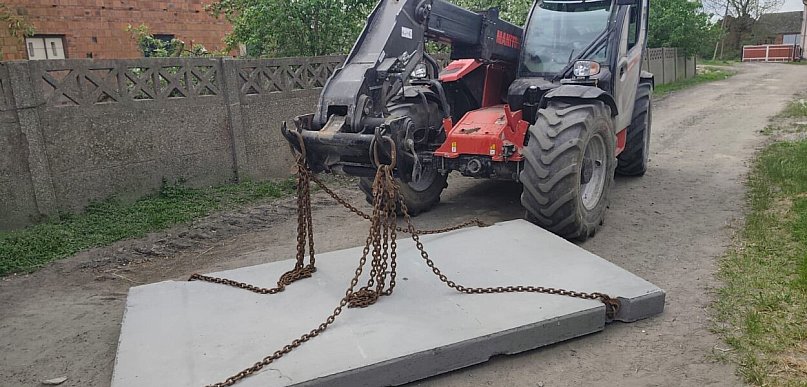 Przewoził betonową płytę na łańcuchach. Wystarczył jeden błąd. Policjanci...