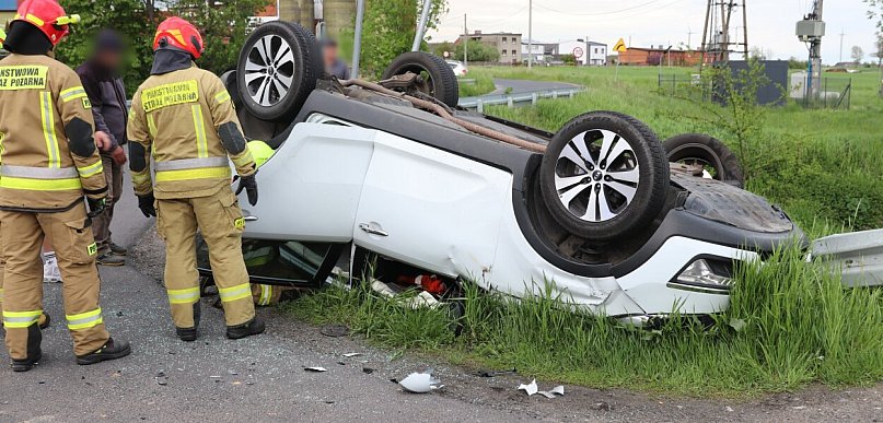 Kia kontra bus z lawetą. Finał opłakany. Po zderzeniu osobówka leżała na dachu