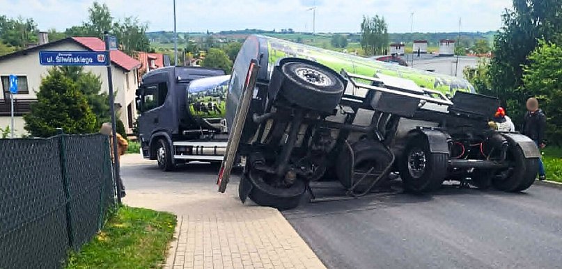 Cysterna na boku, w środku tysiące litrów mleka. Wiemy co się tam stało
