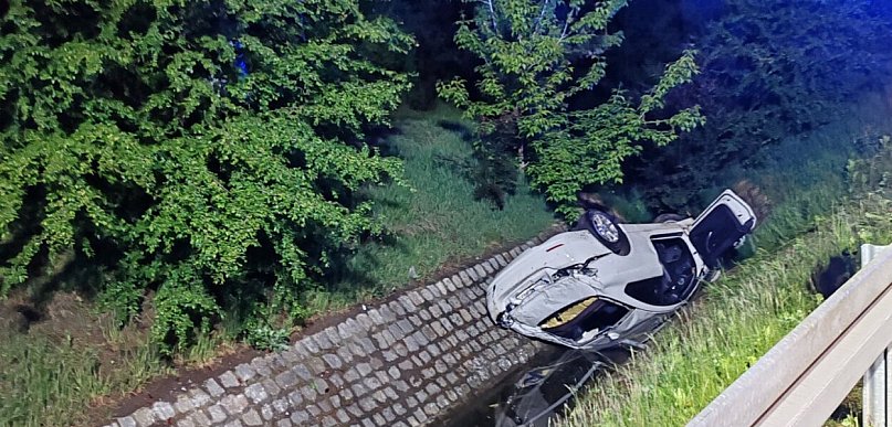 Nocna jazda BMW zakończyła się w rowie. W aucie były cztery młode osoby