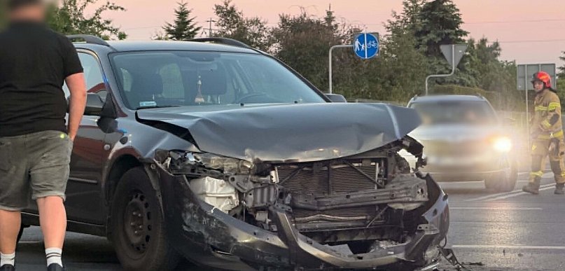 Wieczór, skrzyżowanie i dwa rozbite auta. Służby interweniowały w Gostyniu