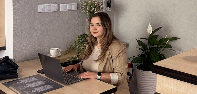 Wierzy, że wszystko zaczyna się od rozmowy. W Gostyniu otwiera własny salon...