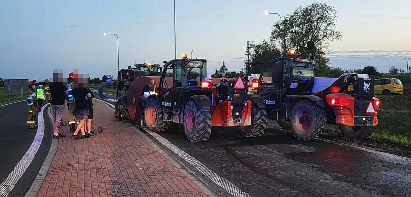 Jechał przez rondo, wtedy to się stało. Beczka zablokowała obwodnicę DW 434