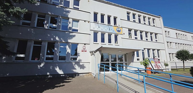 Nalot policji na ZSZ Gostyń! Uczeń miał przyjść do szkoły z gazem i ładunkami...