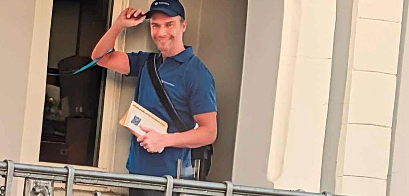 Zachował się jak dobrze wychowany chłopak. Listonosz nie odpowiedział. Wiemy...