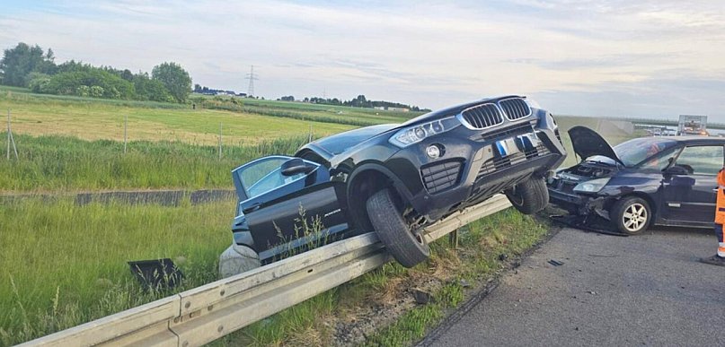 BMW wypadło z drogi i zawisło na barierce. Ale mogło skończyć się gorzej