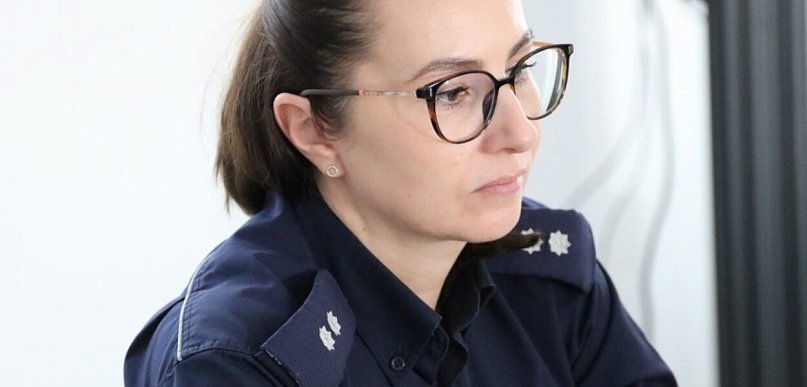 Auto w rowie i kierowca biegnący drogą... Policjanci szybko połączyli kropki