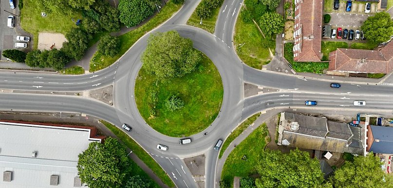 Gostyń za kierownicą: rondo, prędkość i straż miejska. Przepisy, które warto znać