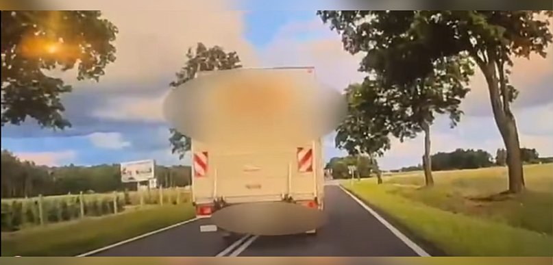Czuła jak słabnie... Zatrzymała ciężarówkę, wtedy wypadła z kabiny na jezdnię