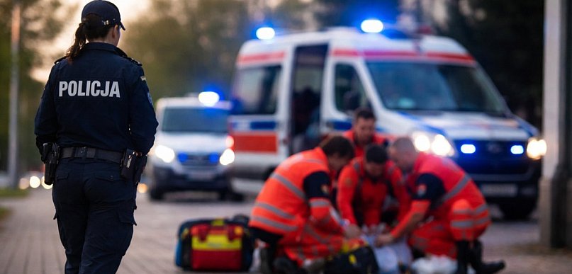 75-letni mężczyzna leżał przy ścieżce rowerowej. Na ratunek było za późno