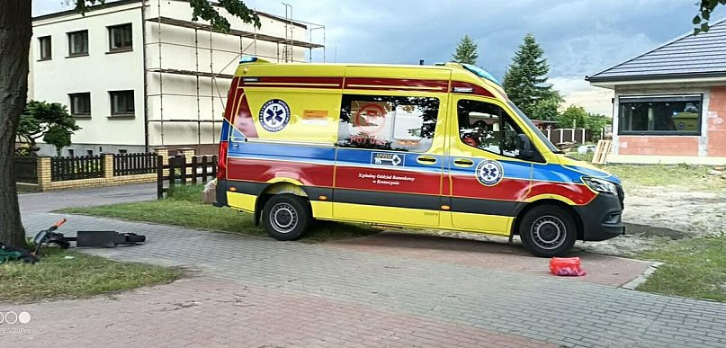 Stracił równowagę na hulajnodze. Uderzył w drzewo. Badanie trzeźwości wiele...