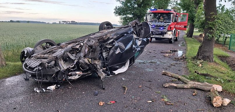 Groźne zdarzenie o świcie. Zaśnięcie za kierownicą mogło skończyć się tragedią