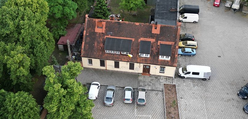Z zewnątrz wygląda jak ruina, w środku mieszka osiem rodzin. Wiemy, co planuje...
