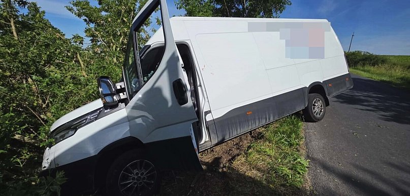 Miał jechać po kolegę do pracy. Zakończył jazdę na drzewie. Był kompletnie pijany
