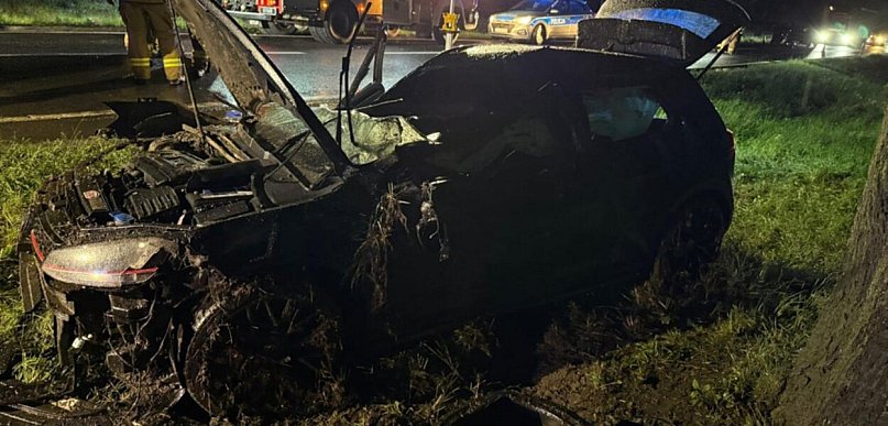 Volkswagen roztrzaskany na drzewie! Wcześniej 19-latek stracił panowaniem...