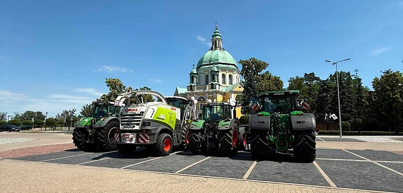 Znajomi przygotowali coś wyjątkowego. Taki ślubny konwój nie zdarza się często