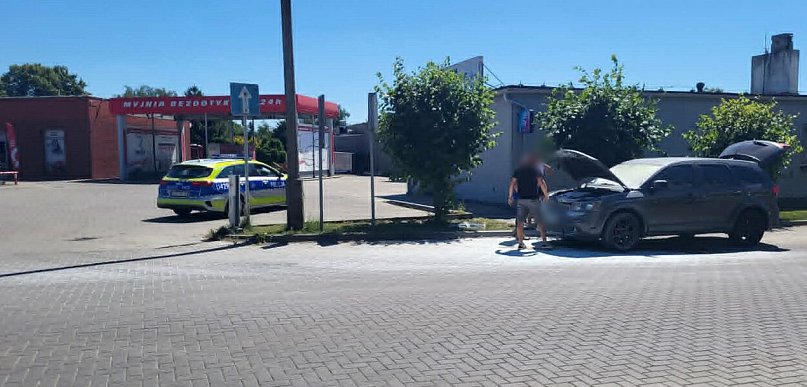 Pożar auta w centrum Gostynia. Na pomoc kierującej ruszyli pracownicy stacji paliw