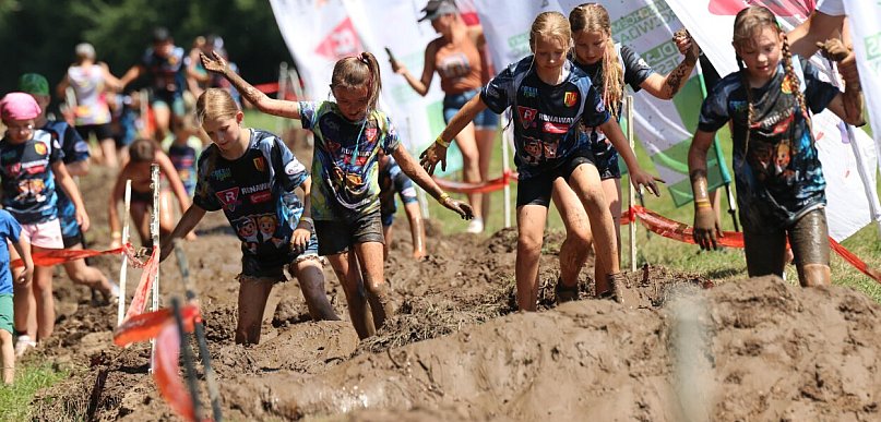 Pępowo rozpoczęło świętowanie. Upał, błoto i 700 dzieci na starcie! Działo się