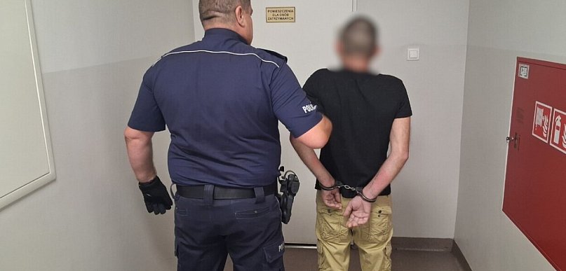 Desperacka próba ucieczki. Mężczyzna wskoczył do stawu. Został otoczony...