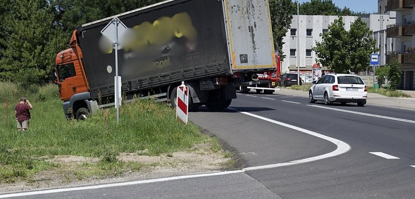 Jechał przez miasto ciężarówką. W pewnym momencie na chwilę stracił świadomość