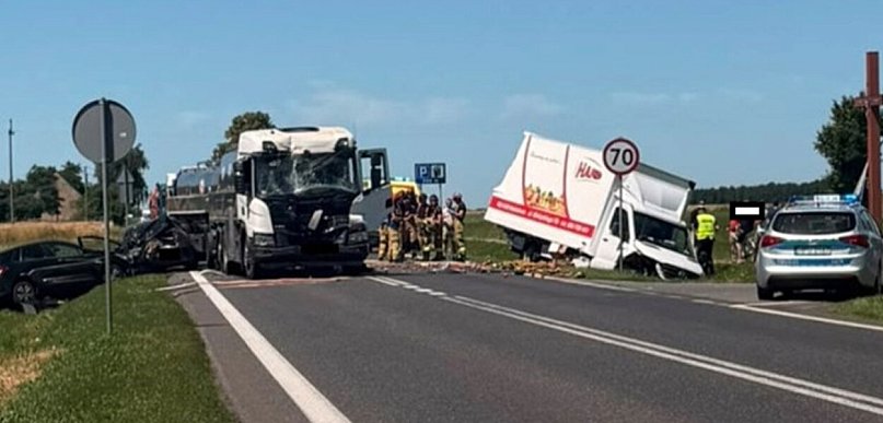 Mleko i arbuzy na jezdni po wypadku na DK12. Utrudnienia trwały kilka godzin