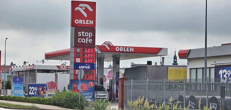 Rządowy prezent na wakacje. Nowe ceny wjechały na stacje... z przytupem