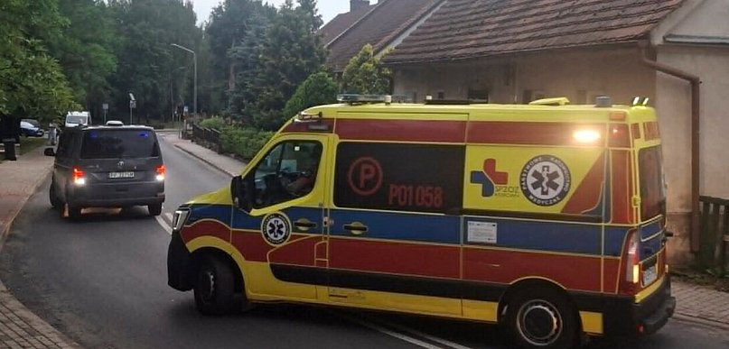 Nożownik zaatakował na ulicy. Potem zabarykadował się w domu. Policja użyła siły