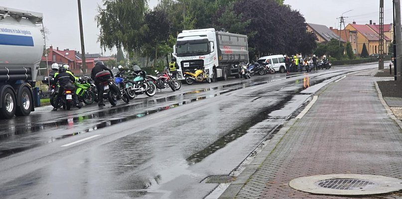 Motocykliści zatrzymali się na poboczu. W ruch poszedł defibrylator. To była...  - 82713