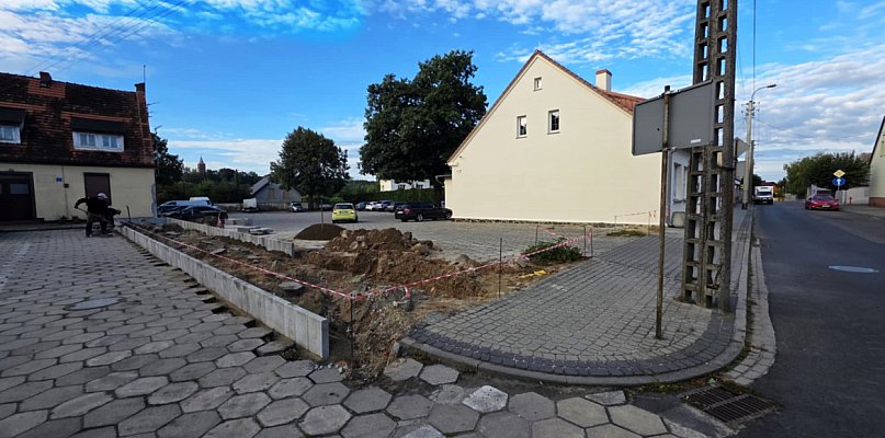 Zrujnowany mur to już historia. Parking zostaje, ale to miejsce się zmienia... - 82814