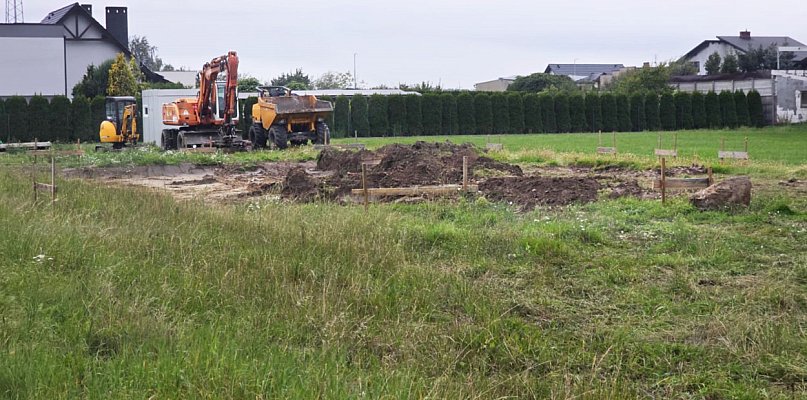Zaledwie dwa tygodnie temu podpisali umowę, a już wprowadzili się na plac - 82971