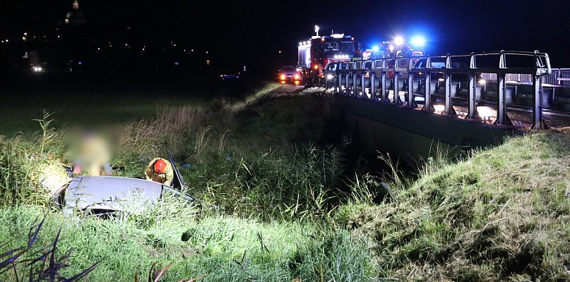Nocny wypadek pod Gostyniem. Auto wylądowało pod mostem. Trzy młode ... - 83262